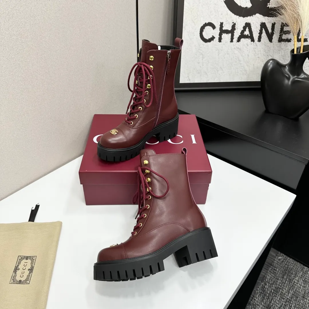 👟👟Ex-factory price 840👟👟 Highest version 2025 Gucci autumn and winter latest GUCCI mid-heel grooved thick-soled horsebit ankle Chelsea boots 🆙Purchase level high-end boutique goods🆙 This short boots is ingenious and combines the fashionable elements of boots and moccasins, with lightweight foam rubber groove soles , archive patterns continue to shine in Gucci’s new series, and the classic horsebit-shaped accessories highlight the brand’s equestrian heritage. It doubles the charm of the entire design and injects exquisite sophistication into daily shoes 😘 Fabric: Imported calfskin + embossed craftsmanship Inner/foot pads: Shuiqi cowhide Outsole: 1:1 mold rubber foam high toughness 4.5 cm thick sole Absolutely not heavy or rigid, nor will it collapse All materials and processes are consistent with the Y version Size: 35-42 standard code 404142 customized Heel height: 4.5CM Forefoot 2.5 cm Packaging: High-end packaging at the counter